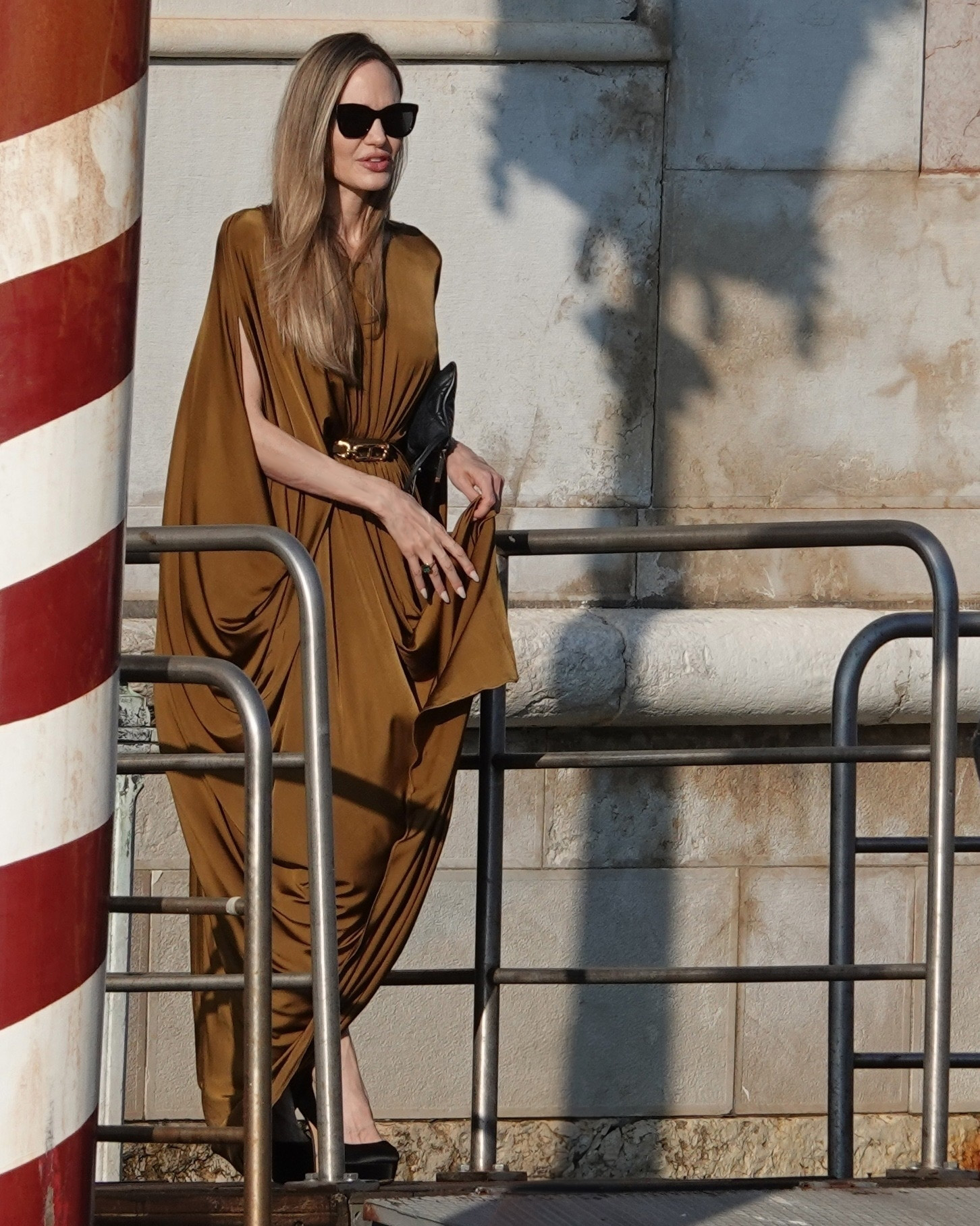 Angelina Jolie in Tom Ford: Liquid Gold Glamour from Venetian Alchemy , News of Sports and Entertainment, , Fashion News, Trends, Designers, Models, Style Angelina Jolie in Tom Ford: Liquid Gold Glamour from Venetian Alchemy , News of Sports and Entertainment, , Fashion News, Trends, Designers, Models, Style